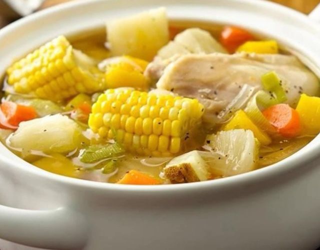 Sopa de verduras y pollo fácil.