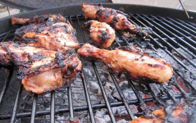 Cómo marinar pollo para asar al carbón