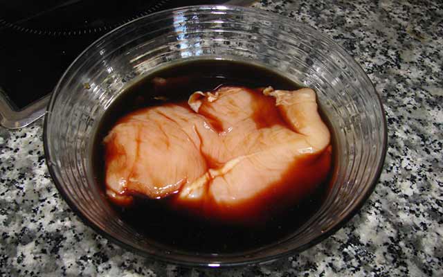 Pollo marinado en salsa de soja