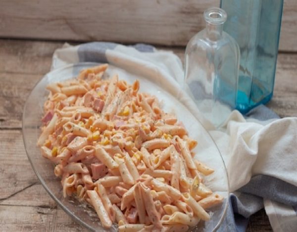 Ensalada de pasta con salsa rosa