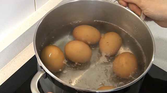 Huevos rellenos con bechamel