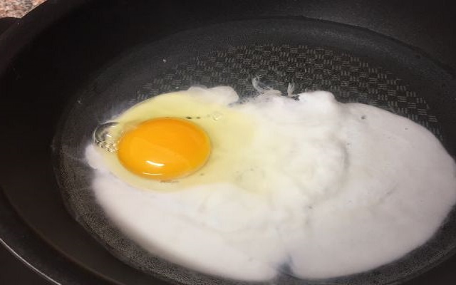 Huevo frito sin aceite