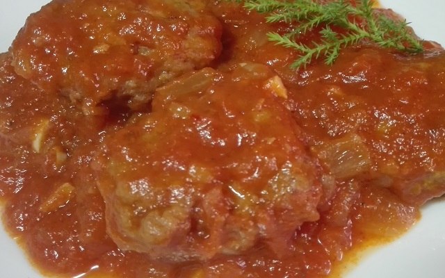 Filetes rusos con salsa de tomate