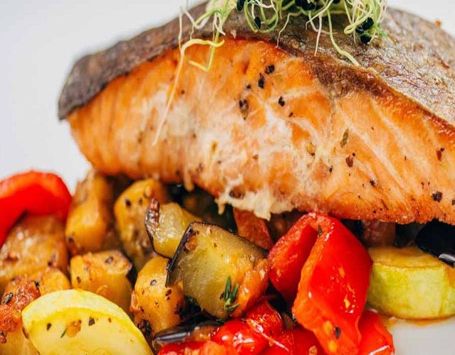 Receta de Salmón al horno con patatas y verduras