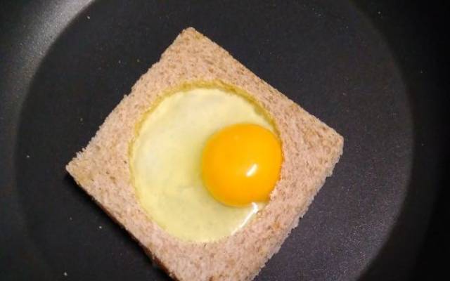 Tostada con huevo en el centro