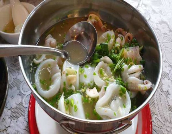 Sopa aromática con calamares